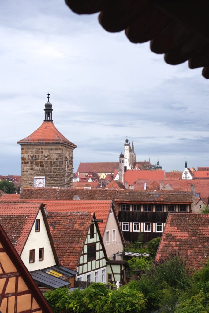 Blick über die roten Dächer in Rothenburg ob der Tauber, von einem Wehrgang aus gesehen