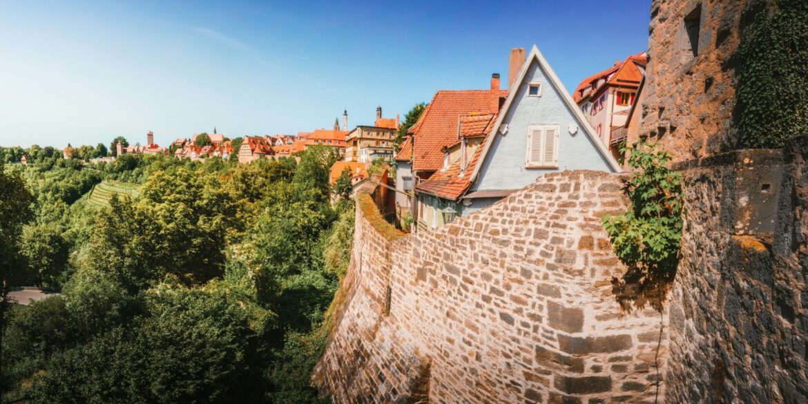 Blick von der Stadtmauer Rothenburgs ins Taubertal hinab