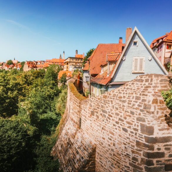 Blick von der Stadtmauer Rothenburgs ins Taubertal hinab