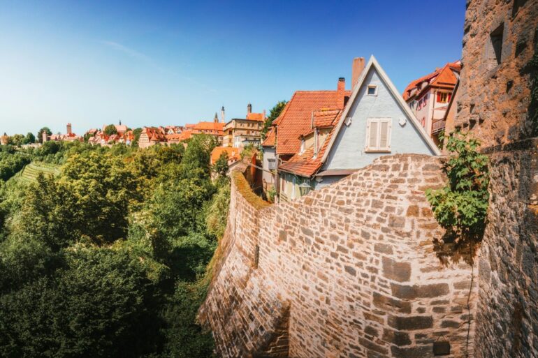 Blick von der Stadtmauer Rothenburgs ins Taubertal hinab