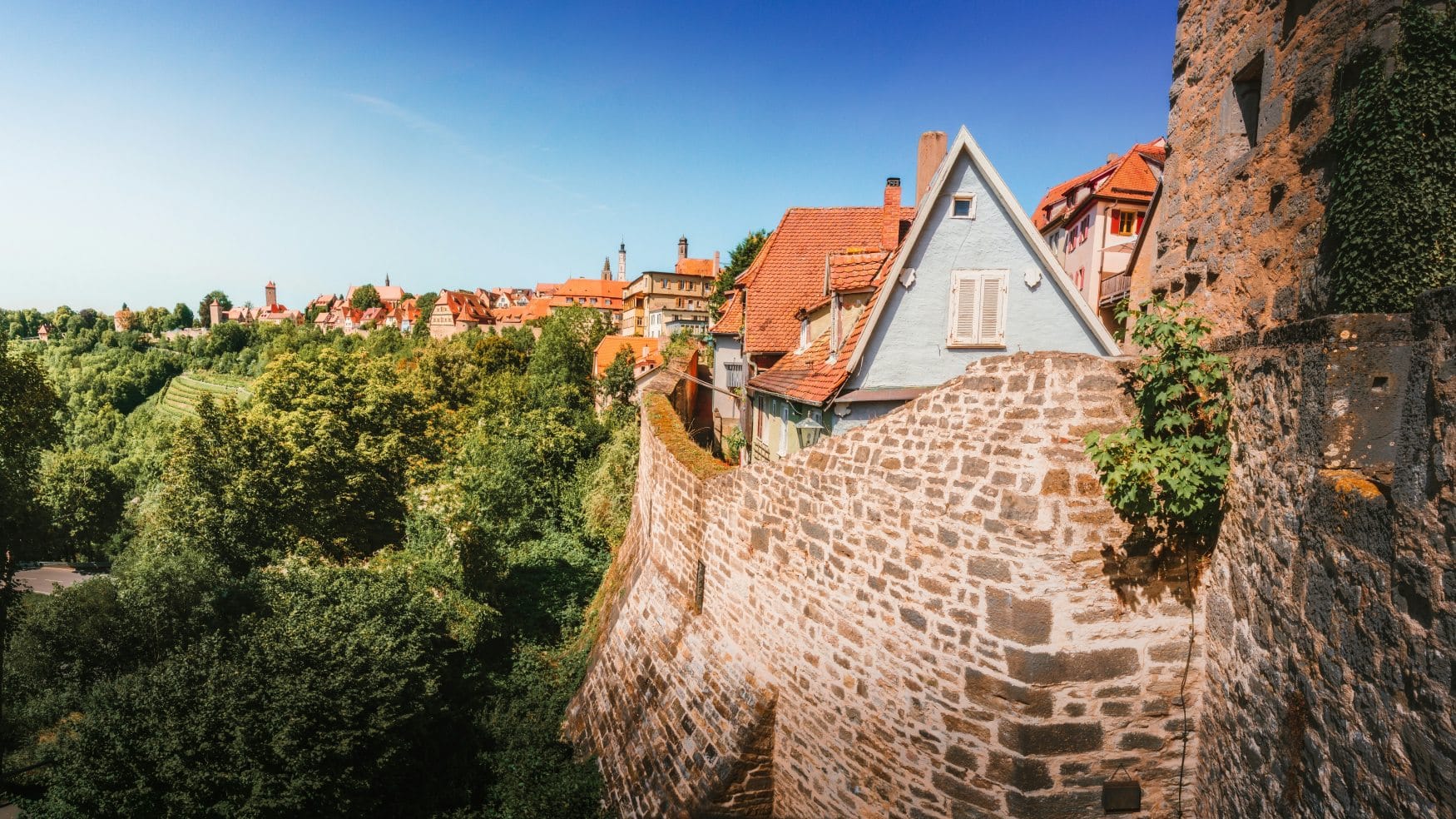 Blick von der Stadtmauer Rothenburgs ins Taubertal hinab