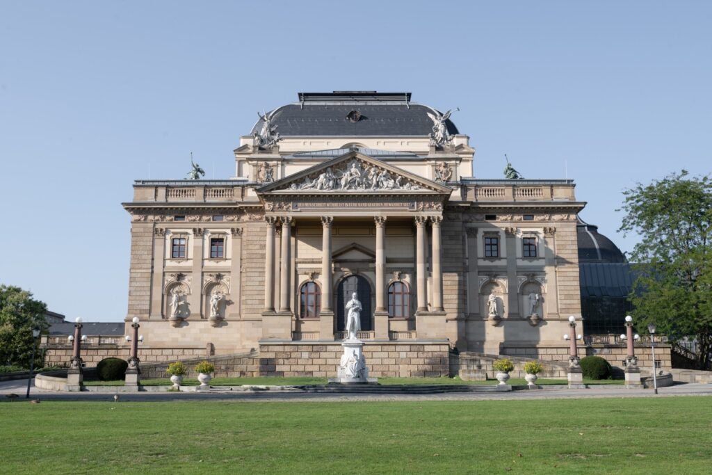 Die klassizistische Rückseite des Staatstehaters Wiesbaden, eine der Sehenswürdigkeiten in der Landeshauptstadt