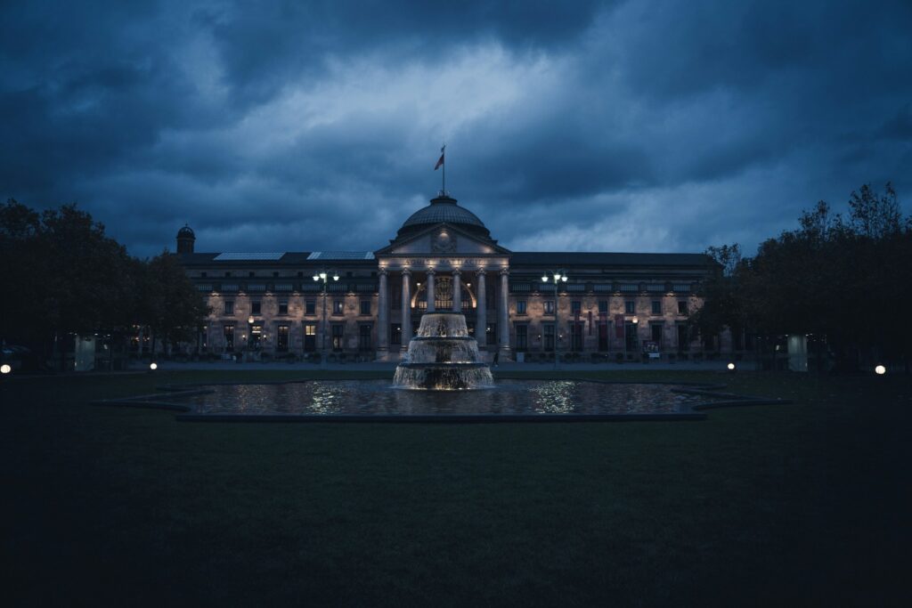 Das Kurhaus in Wiesbaden bei Nacht, eine der Sehenswürdigkeiten der Landeshauptstadt