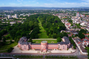 Luftaufnahme von Schloss Biebrich samt Schosspark