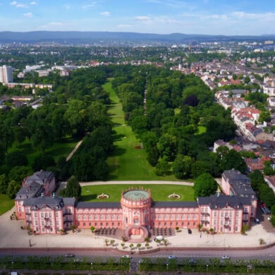 Luftaufnahme von Schloss Biebrich samt Schosspark