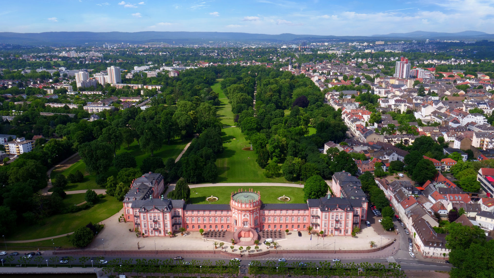 Luftaufnahme von Schloss Biebrich samt Schosspark