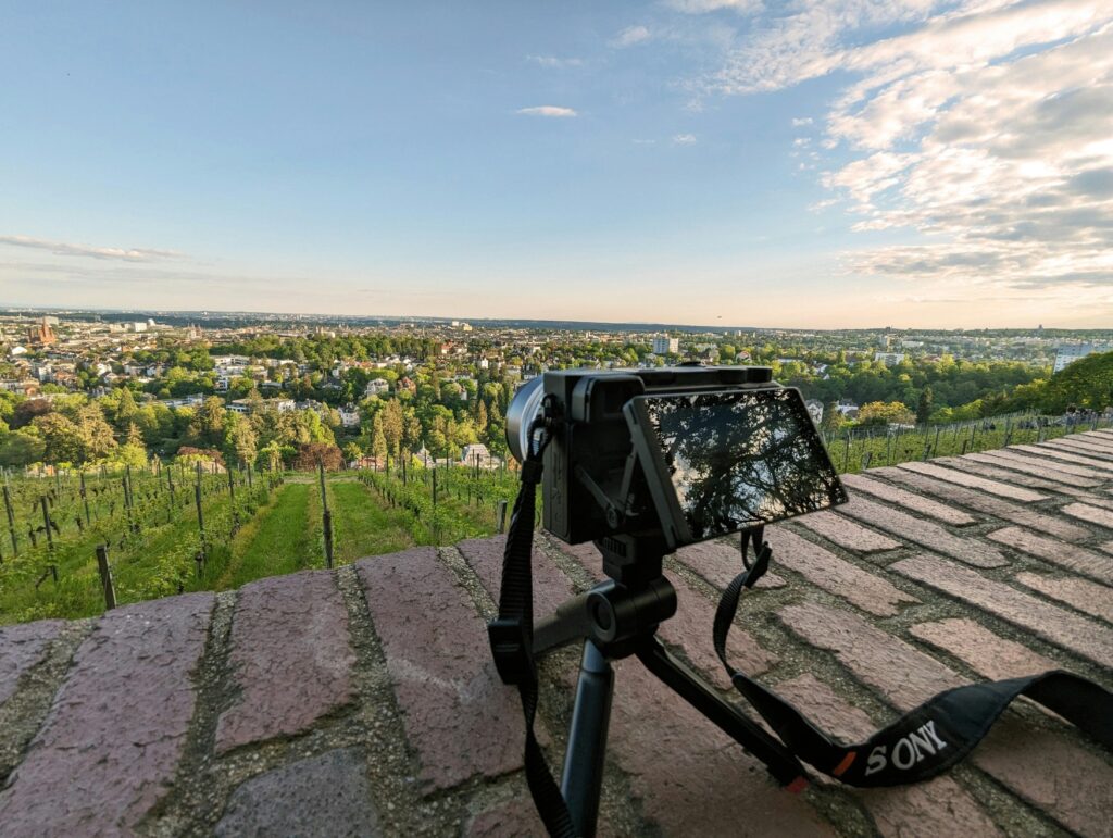 Eine Kamera ist von einer Mauer aus auf den Neroberg in Wiesbaden gerichtet