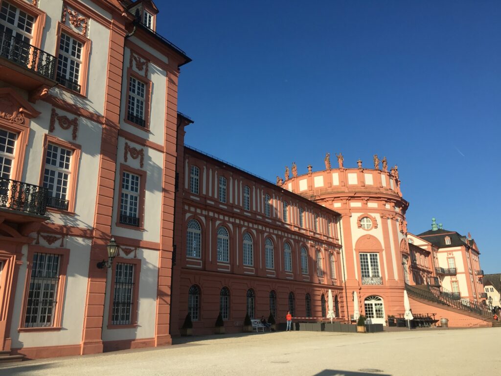 Frontfassade des Schlosses Biebrich in Wiesbaden, eine der Sehenswürdigkeiten in der Landeshauptstadt