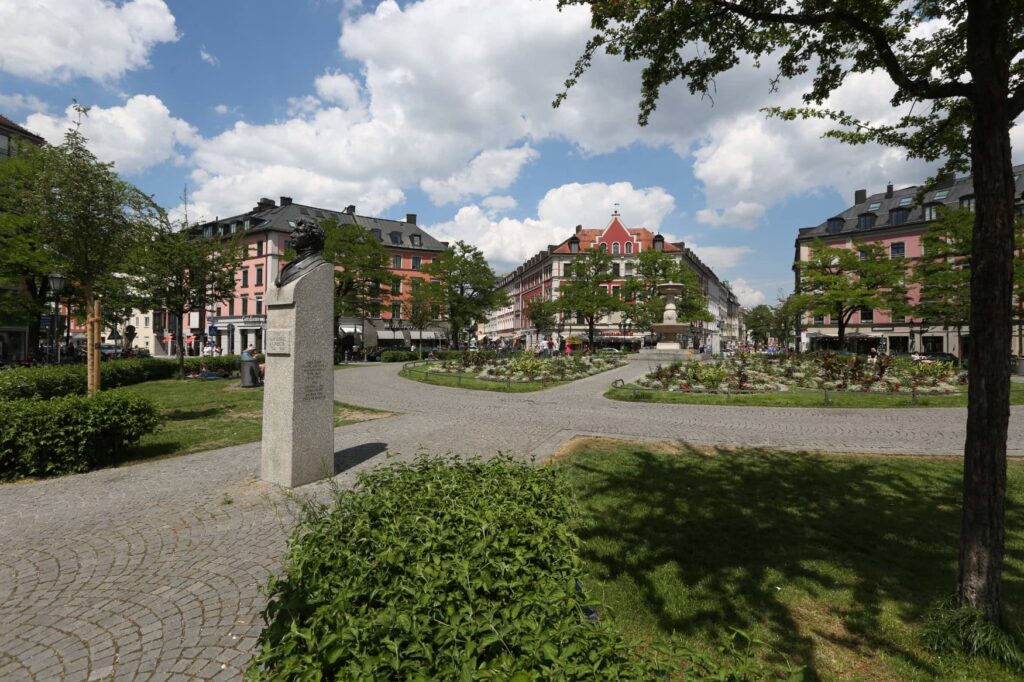 Gärtnerplatz in the Glockenbachviertel in summery green.