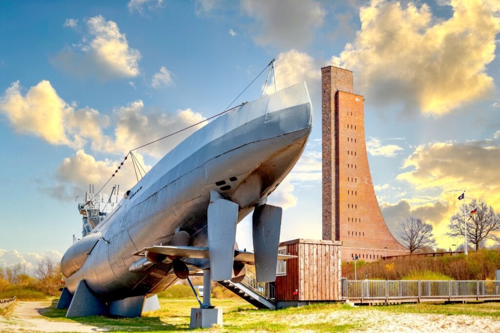 Ein Museums-U-Boot in Laboe, im Hintergrund das Marinedenkmal