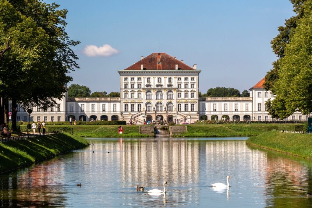 Schloss Nympenburg in München, vom Schwanenteich aus gesehen