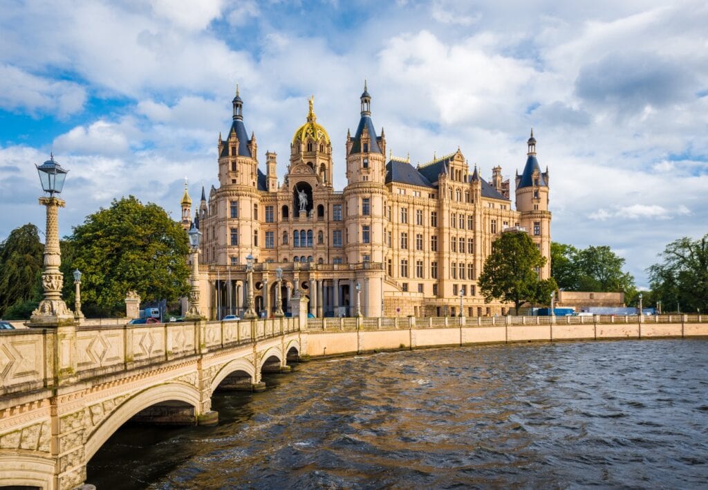 Schloss Schwerin, davor die Brücke zum Schloss