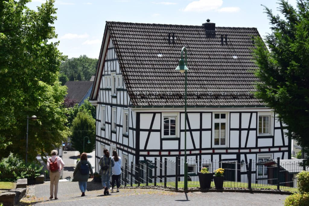 Ein strahlend weißes Fachwerkhaus im Bergischen land