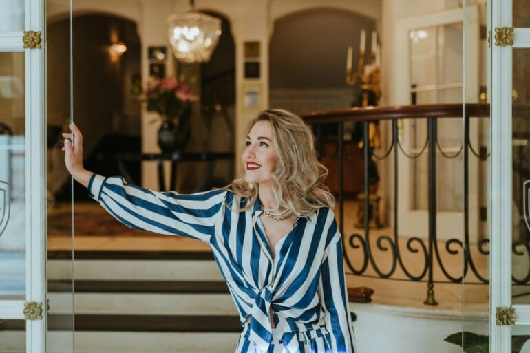 Eine Frau steht im Eingang eines Luxushotels