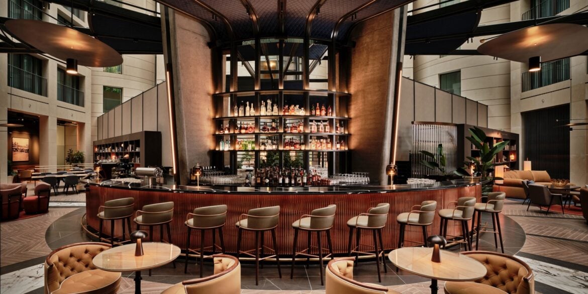 Die Bar im Atrium des Radisson Collection Berlin, einer der Hotelneueröffnungen 2025 in Deutschland