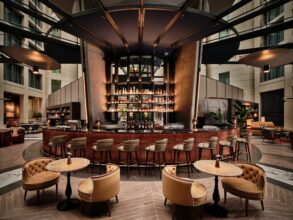 Die Bar im Atrium des Radisson Collection Berlin, einer der Hotelneueröffnungen 2025 in Deutschland