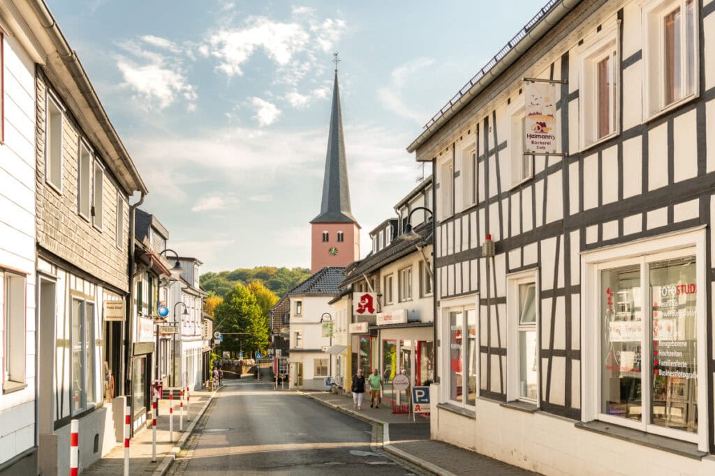 Eine Straße im Ort Much im Bergischen Land