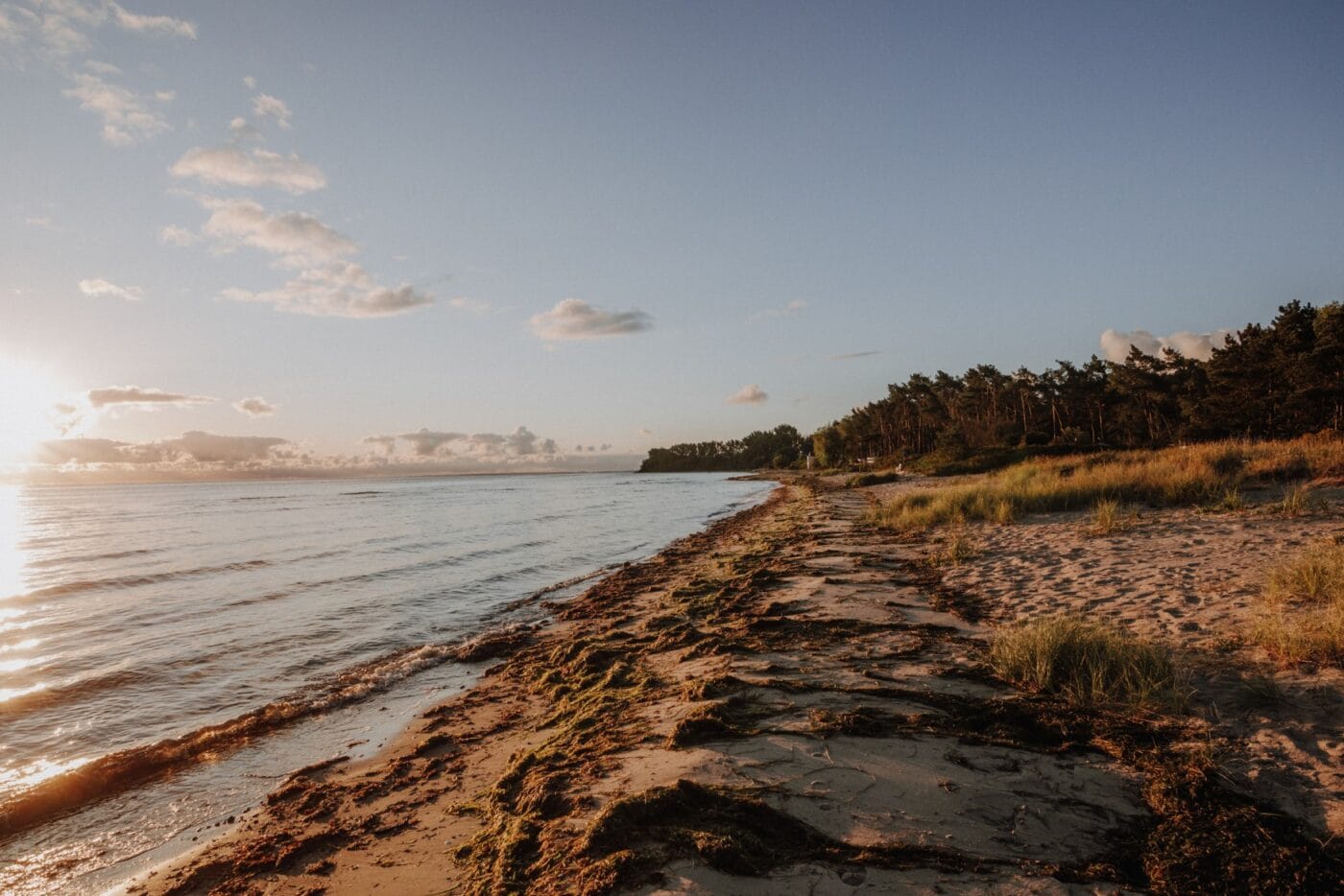 Ein Strand auf Rügen im Sonnenuntergang