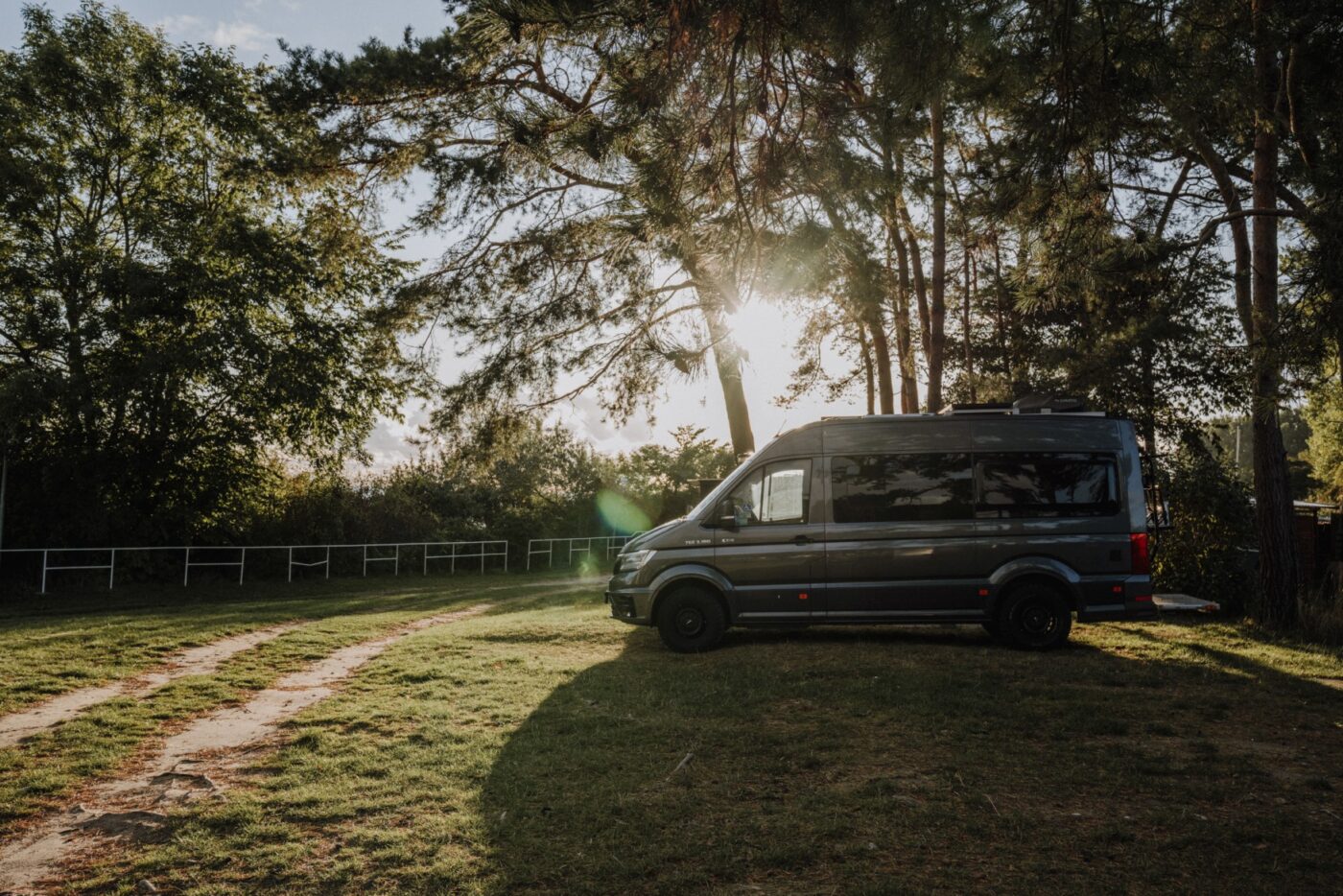Ein Campervan auf einer Wiese