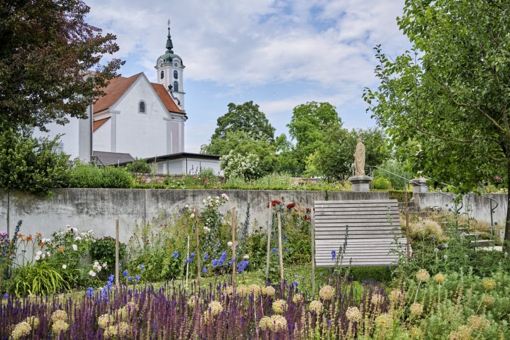 Blühende Pflanzen im Klostergarten Oberelchingen