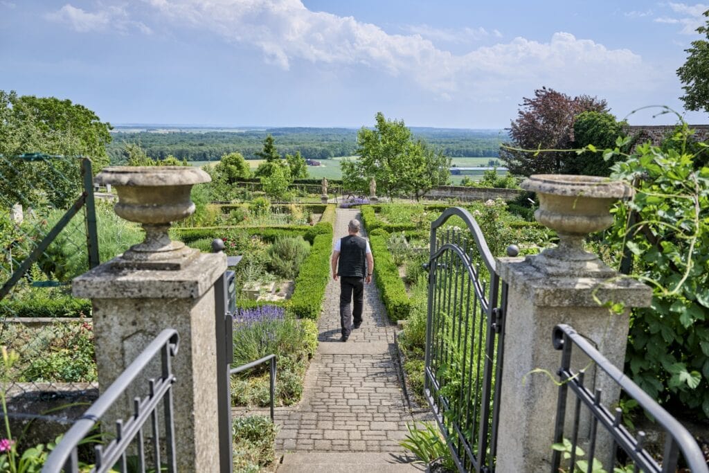 Ein Mann geht durch den Klostergarten Oberelchingen