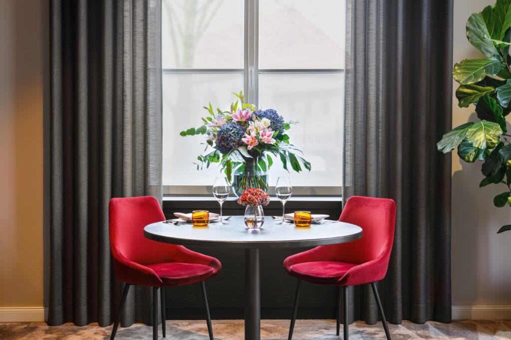 Ein gedeckter Tisch mit zwei Stühlen im Restaurant des Hotels Esplanade in Saarbrücken