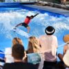 Eine Person surft auf einer künstlichen Welle im citywave Freiburg