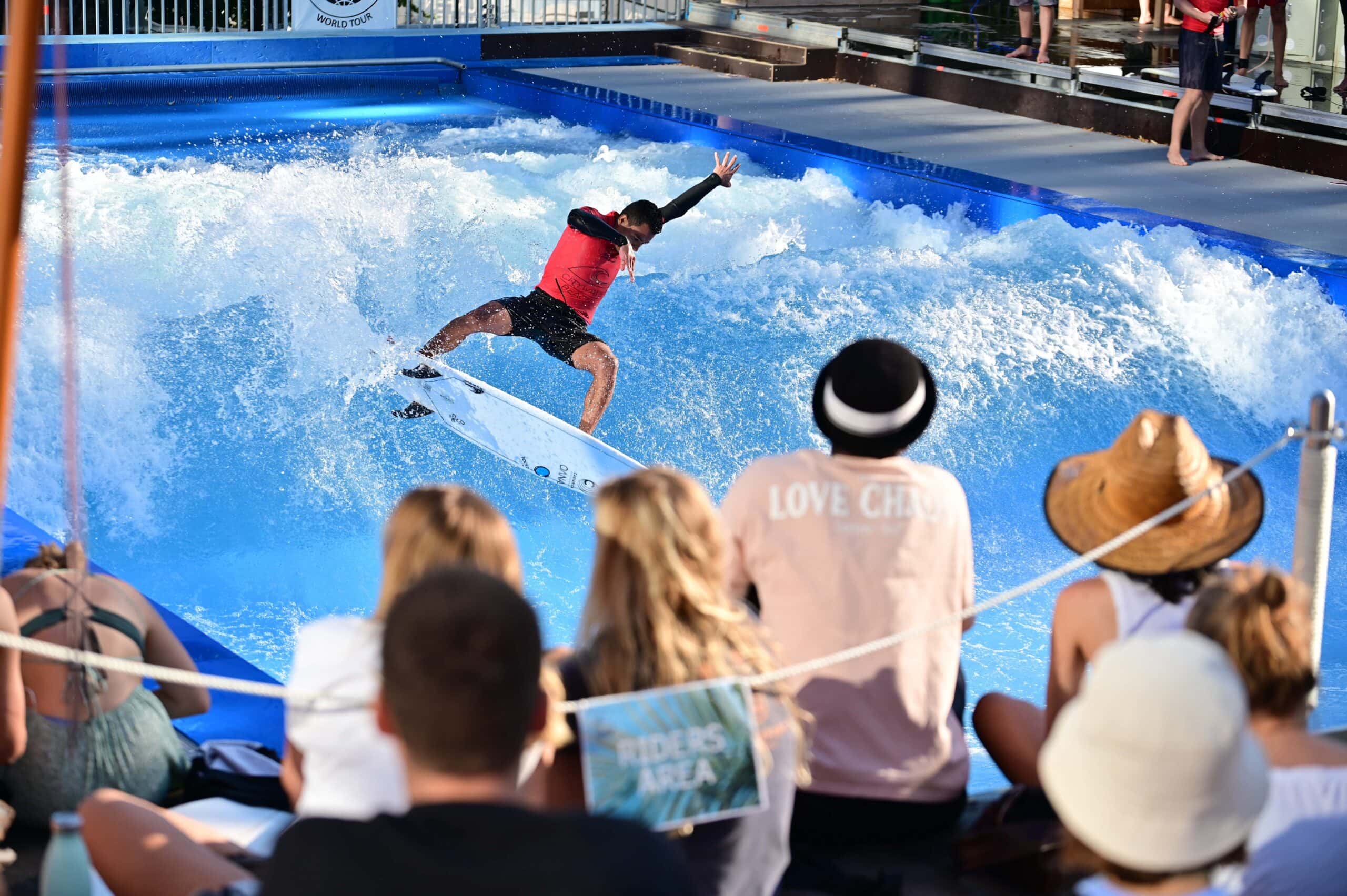 Eine Person surft auf einer künstlichen Welle im citywave Freiburg