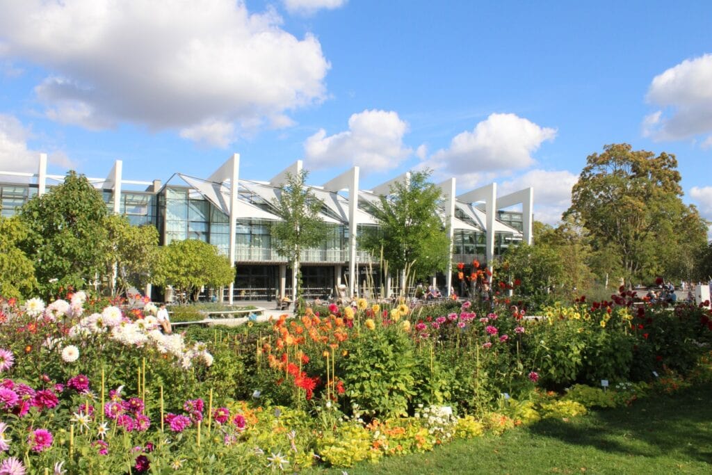 Ein Teil des Egaparks in Erfurt, mit bunt blühenden Blumen im Fokus