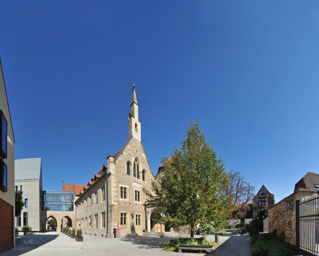 Der Innenhof des evangelischen Augustinerklosters in Erfurt im Sonnenschein