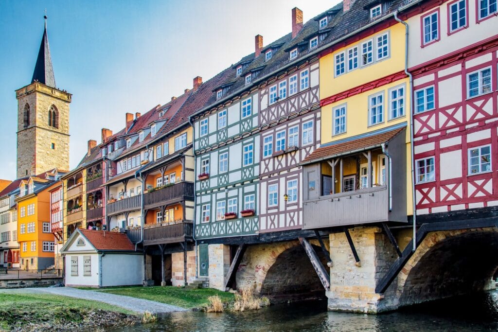 Blick auf die Krämerbrücke mit bunten Fachwerkhäusern, eine der Sehenswürdigkeiten in Erfurt