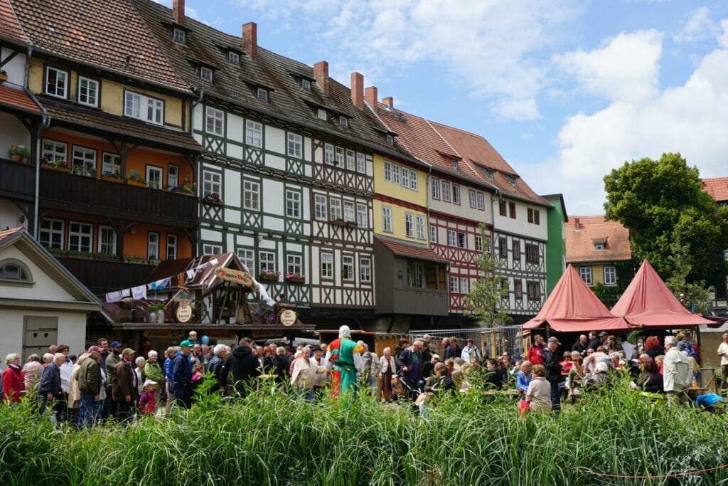 Viele Menschen stehen am Ufer vor der Erfurter Krämerbrücke beim Krämerbrückenfest