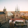 Panorama von Erfurt mit Dom und Stiftskirche im Sonnenuntergang