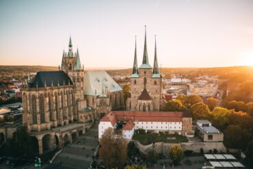 Panorama von Erfurt mit Dom und Stiftskirche im Sonnenuntergang