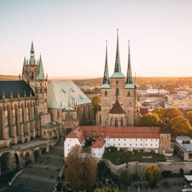 Panorama von Erfurt mit Dom und Stiftskirche im Sonnenuntergang
