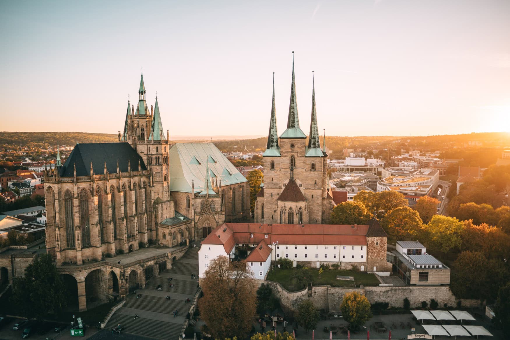 Panorama von Erfurt mit Dom und Stiftskirche im Sonnenuntergang