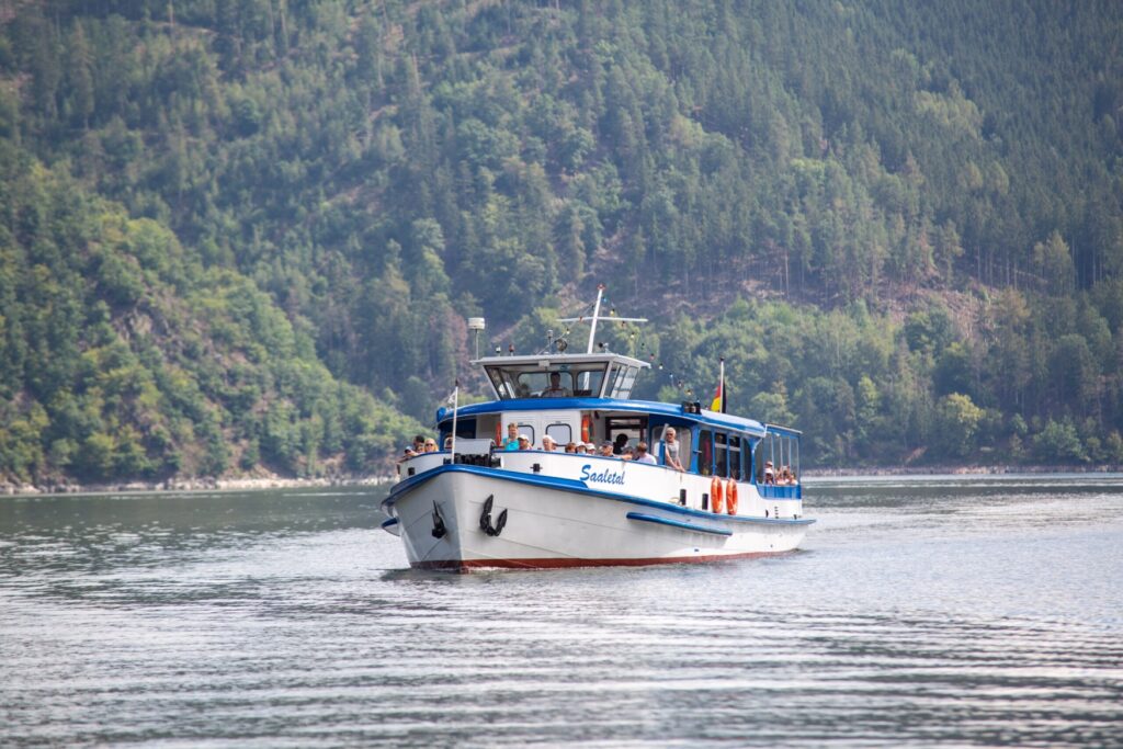 Ein Fahrgastschiff auf dem Hohenwartestausee im Thüringer Meer