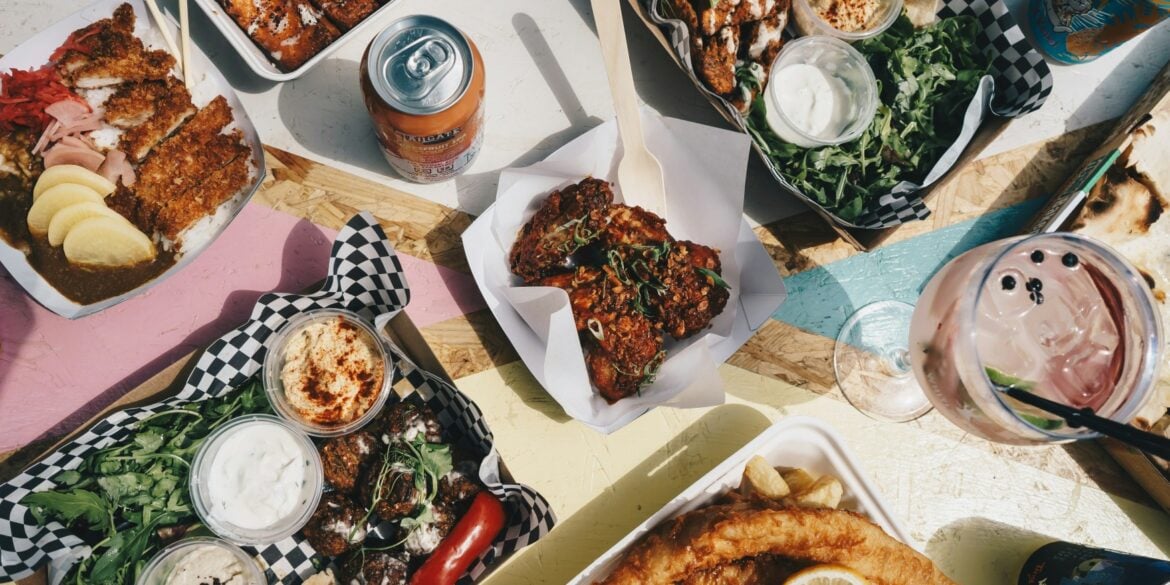 Eine Auswahl an verschiedenen Streetfood-Speisen auf einem Tisch