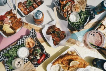 Eine Auswahl an verschiedenen Streetfood-Speisen auf einem Tisch