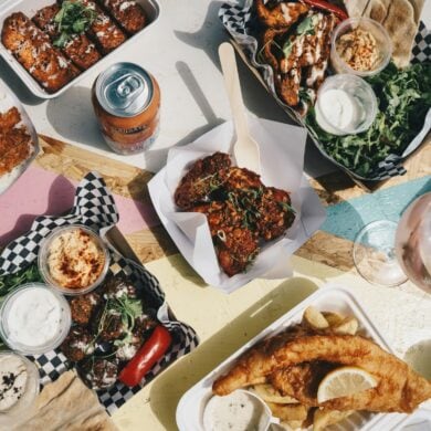 Eine Auswahl an verschiedenen Streetfood-Speisen auf einem Tisch