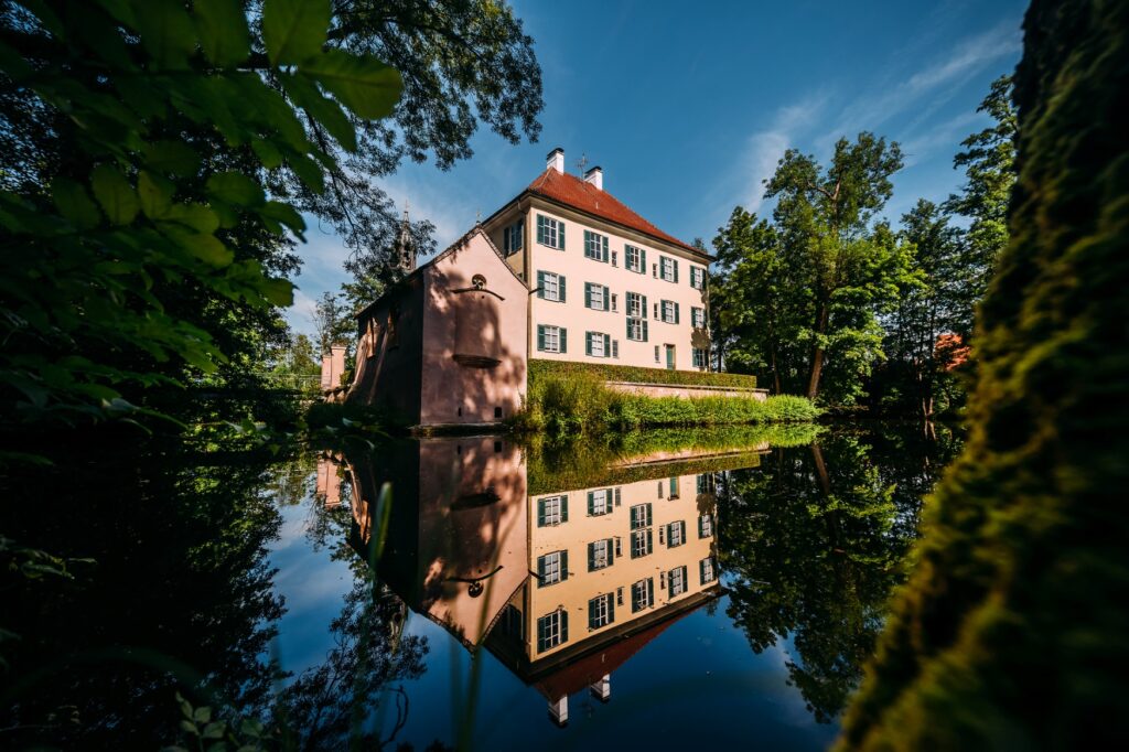 Blick auf das Wasserschloss Unterwittelsbach bei Aichach