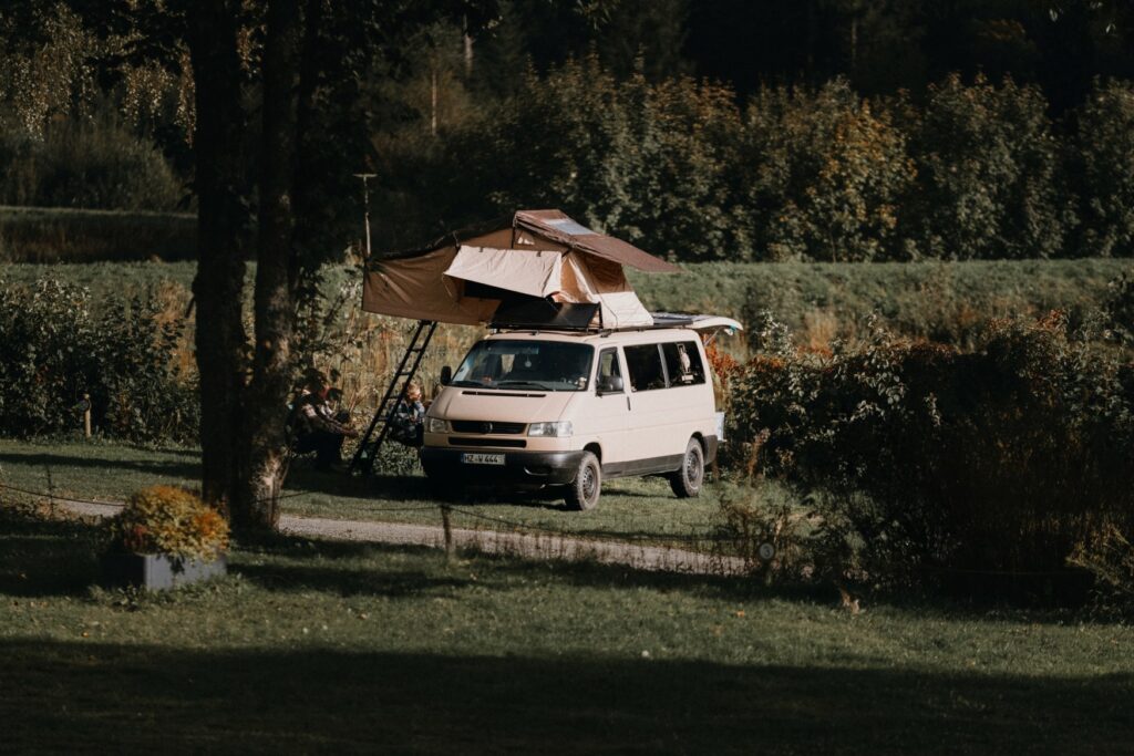 A campervan is parked on a meadow in the Harz Mountains.