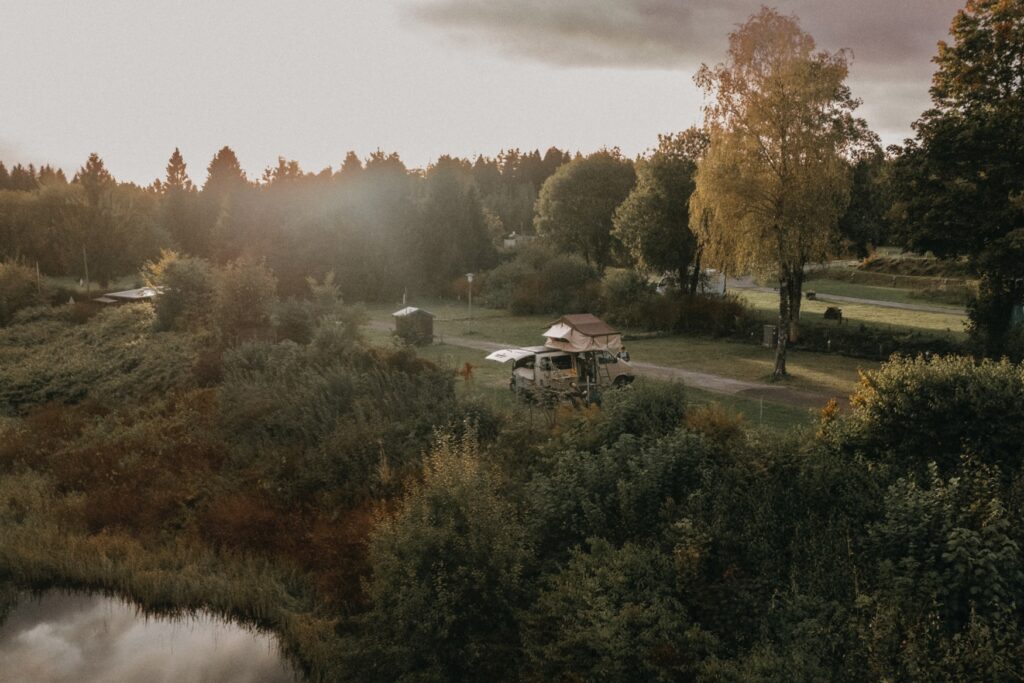 A campervan is parked on a meadow in the Harz Mountains.