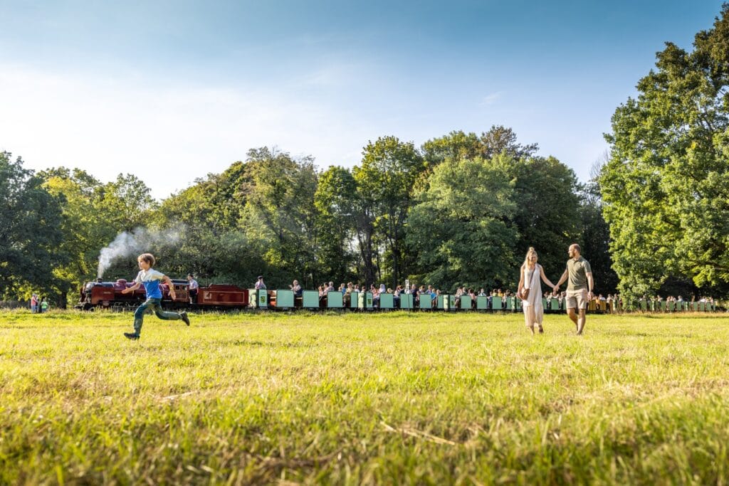 Durch den Grossen Garten in Dresden fährt eine Miniatureisenbahn
