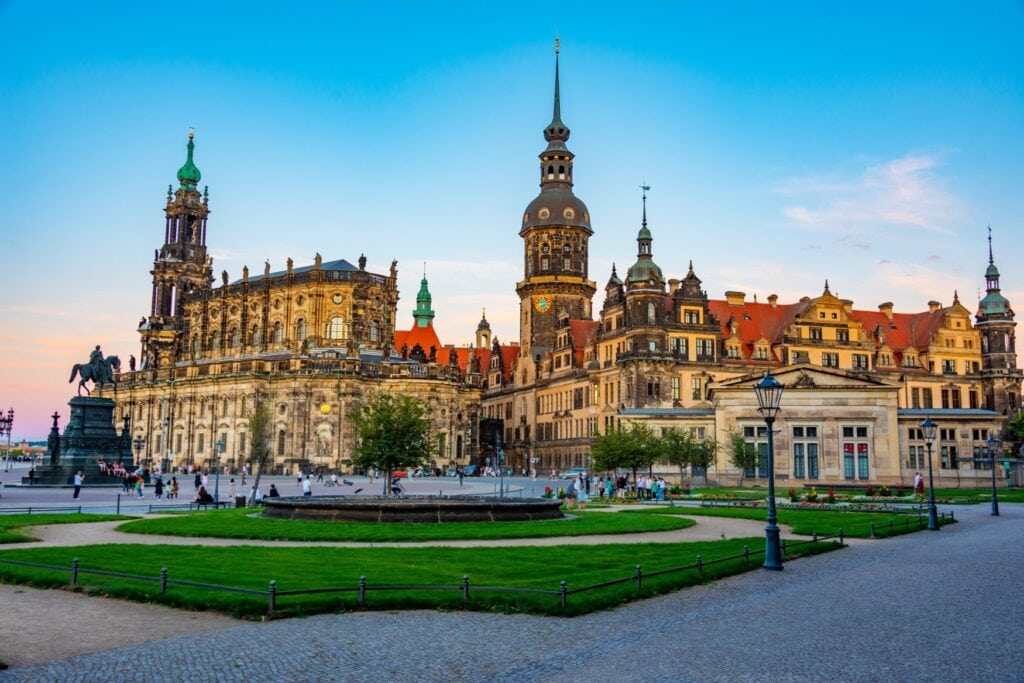 Der Theaterplatz in der historischen Altstadt in Dresden