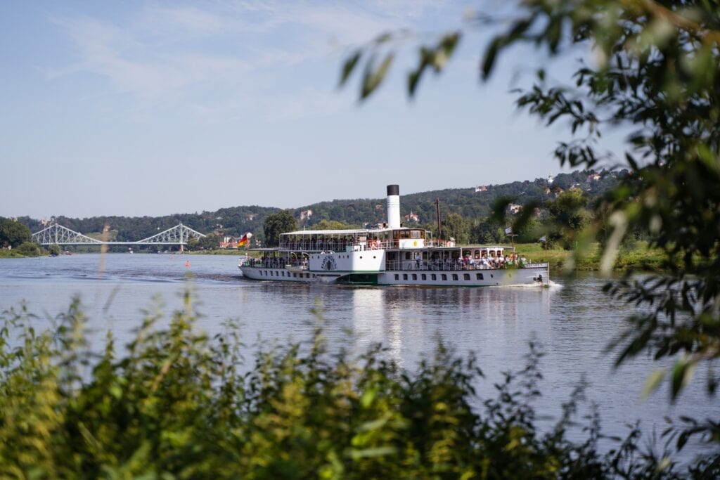 Ein Raddampfer auf der Elbe bei Dresden