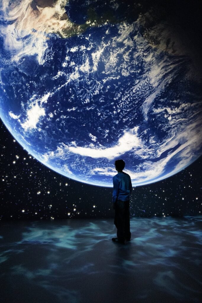 In "Kosmos" kommen die Planeten zum Greifen nahe.