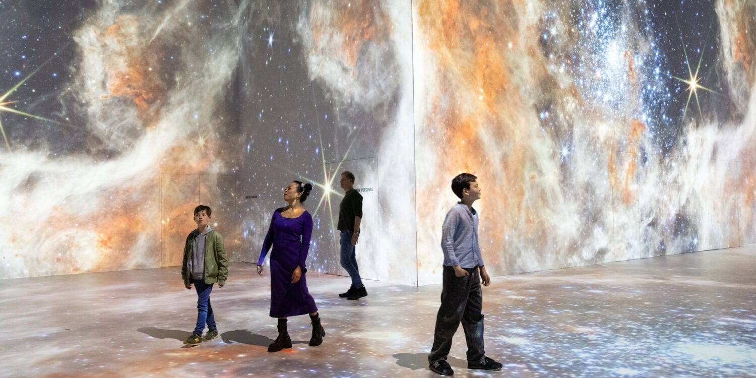 Die neue Ausstellung "Kosmos" im Port de Lumiéres.