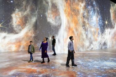 Die neue Ausstellung "Kosmos" im Port de Lumiéres.
