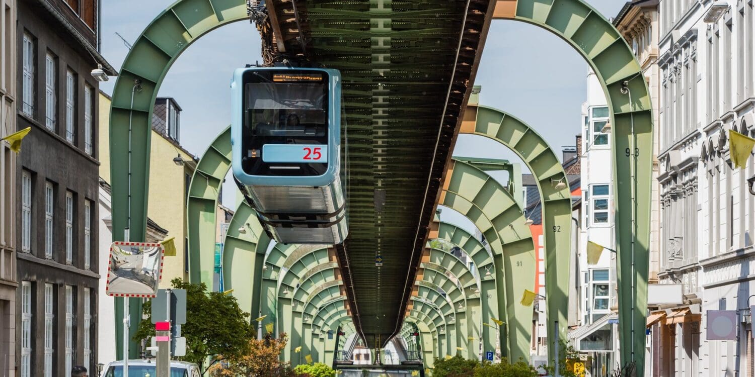 Schwebebahn fährt über der Straße in Wuppertal-Vohwinkel